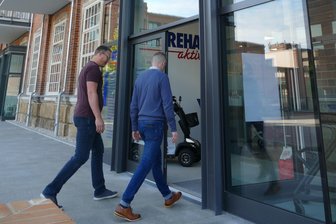 Nach Vandalismus in Flöha: Das sagen Händler zur Videoüberwachung in der Alten Baumwolle - Im Herbst 2022 hat die Filiale von „Reha aktiv“ in der Alten Baumwolle eröffnet - als erstes Geschäft.