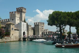 Nach Venedig: Müssen Touristen auch am Gardasee eine Tagesgebühr zahlen? - Ein Touristenmagnet: Besonders im Sommer ist die Halbinsel von Sirmione von Besuchern überlaufen.
