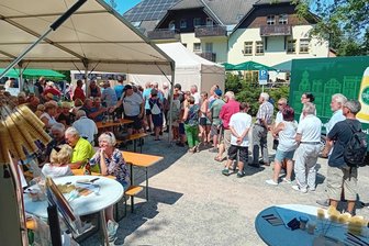 Nach verbalem Angriff durch Gäste spricht der Wirt von Wernesgrüner: „Für uns ist eine Grenze erreicht“ - Lange Schlange vor dem Bierausschank und dem Würstchengrill vom Brauereigutshof Wernesgrün. Einige wurden ungeduldig, verärgert und schimpften aus.