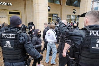 Nach Verbot der Corona-Demos in Chemnitz: Angriff auf Polizisten - 300 Demonstranten in Zwickau - Polizisten gehen gegen Teilnehmer der verbotenen Kundgebung in Chemnitz vor.