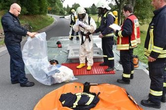 Nach Verdacht auf radioaktive Strahlung: Feuerwehr hebt Sperrung in Brand-Erbisdorf auf - Die Feuerwehr war mit einem Großaufgebot im Einsatz.