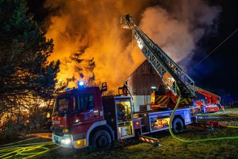 Nach verheerendem Brand auf Dreiseitenhof im Erzgebirge steht Dorfgemeinschaft zusammen - Der Einsatz der Feuerwehr beim Brand auf dem Dreiseitenhof in Wildbach gestaltete sich schwierig. Ihr größtes Problem war, dass nicht ausreichend Wasser zur Verfügung stand.