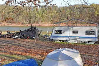 Nach verheerendem Brand im Sommer: Wie geht es mit dem Zeltplatz an der Koberbachtalsperre weiter? - Anfang Juli kam es zu einem Brand auf dem Campingplatz. Mehrere Wohnwagen brannten komplett aus, es kam zu Explosionen. 