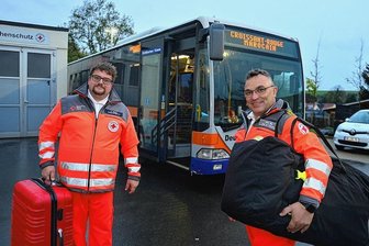 Nach verheerendem Erdbeben: Wie Mittelsachsen helfen können - Auslandserfahrung: Kenny Göbel (l.) und René Illig fuhren im November 2022 den Impfbus von Hainichen bis Marokko. 