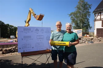 Nach verheerendem Scheunenbrand in Lichtentanne: So bauen die Trommers ihre Stallscheune wieder auf - Jürgen und Angelika Trommer bei der Grundsteinlegung. Sie haben den Wiederaufbau der komplett abgebrannten Scheune gewagt.