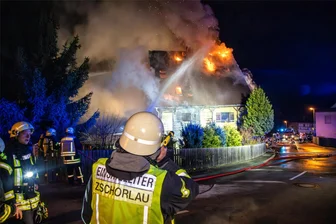 Nach verheerendem Wohnhaus-Brand im Erzgebirge: Welle der Hilfsbereitschaft rollt weiter - Zahlreiche Feuerwehrleute aus Zschorlau und der Umgebung waren Ende Februar im Einsatz. Ein Wohnhaus im Ort war in Brand geraten.