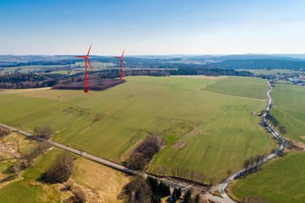 Nach Verhinderungspolitik: Bauplan für neuen Windpark im Erzgebirge steht fest - Die beiden Windkraftanlagen entstehen auf dem Areal an der B 101 zwischen Pockau und Forchheim. Die Visualisierung ist nicht maßstabsgetreu.