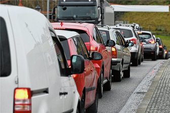 Nach Verkehrschaos in Rochlitz: Jetzt sollte es wieder laufen - Stoßstange reiht sich an Stoßstange. Wer zu Wochenbeginn in die Stadt Rochlitz wollte, hatte schlechte Karten. Denn Baustellenampeln bremsten den Verkehr aus.