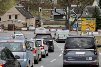 Nach Verkehrschaos und Stau: Verkehrsader im Göltzschtal wieder frei - Stau auf der Umgehung kurz vor der Lengenfelder Straße in Rodewisch: Seit Freitag ist die Baustelle samt Sperrung aufgehoben.