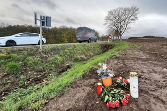 Nach Verkehrsunfall auf B 173 in Lichtentanne: Wie weiter nach dem Horror-Crash am Marterholz? - Gedenkort an der B 173 in der Nähe des Marterholzes. In der Kurve zwischen Lichtentanne und Schönfels ereignete sich vorige Woche ein schwerer Verkehrsunfall, an dessen Folgen eine Frau starb.
