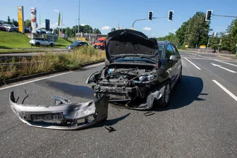 Nach Verkehrsunfall in Plauen: Ampel und Tankstelle ohne Strom - Der Pkw des Unfallfahrers musste abgeschleppt werden.
