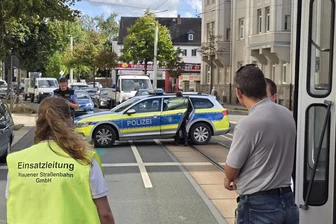 Nach Verkehrsunfall mit Kind in Plauen: Polizei ermittelt - Weil er eine rote Ampel missachtete, touchierte ein Autofahrer in Plauen am Montag ein Kind.