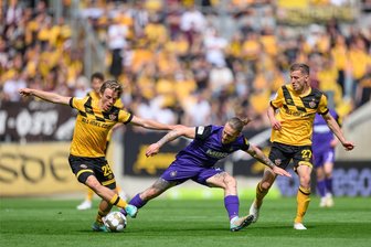 Nach Verlängerung: Dynamo Dresden schlägt Erzgebirge Aue und gewinnt den Sachsenpokal - Dynamos Jonas Oehmichen (links) und Niklas Hauptmann gegen Aues Marvin Stefaniak.