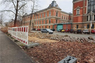 Nach Verlegung der Wasserentnahme am Langen Teich in Zwickau soll die Baustelle bald verschwinden - Die ehemalige Zufahrt zur Wasserentnahmestelle am Langen Teich soll im Frühjahr begrünt werden.