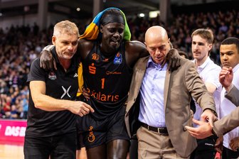 Nach Verletzungsschock um Aher Uguak: Niners Chemnitz gewinnen Krimi in Bonn - Niners-Trainer Rodrigo Pastore und der Bonner Mannschaftsarzt stützen Aher Uguak beim Verlassen der Halle.