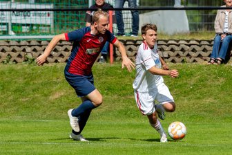 Nach verlorenem Saisonfinale: Fortuna Langenau verabschiedet Fußballer - Erzielte den dritten Langenauer Treffer: Hans Schmieder (r.) setzt sich hier gegen seinen Colditzer Bewacher durch.