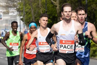 Nach verpasster EM-Teilnahme: Lauf-Ass trainiert für neues Ziel - Beim Hamburg-Marathon im April (Foto) war Sebastian Hendel (vorn) als Tempomacher auf der ersten Hälfte dabei. In Berlin will er sich im September selbst auf den klassischen 42,195 Kilometern ausprobieren.