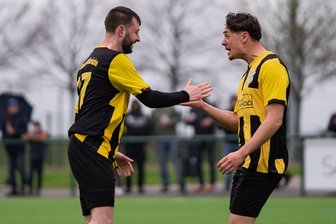 Nach verspätetem Anstoß: Halsbrücker Fußballer bringen wieder Spannung ins Aufstiegsrennen - Volle Emotionen in Halbzeit zwei: Jeremy Buksch (r.) und Lennard Schindler können weiter vom Staffelsieg träumen.