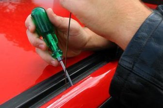 Nach versuchtem Auto-Diebstahl drei Tatverdächtige gestellt - 