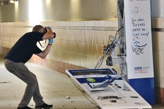 Nach vier gesprengten Bahnticket-Automaten in Flöha und Bobritzsch-Hilbersdorf: Gibt es eine Anschlagserie? - 2018 wurde der Fahrscheinautomat in Flöha schon einmal gesprengt. Jetzt ist er erneut zur Zielscheibe geworden.