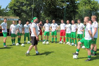 Nach vier Jahren mit zwei Aufstiegen und einem Pokalfinale: Fußballtrainer des Conradsdorfer SV tritt kürzer - Trainer David Voigt (M.) hielt vor dem Spiel in Dittmannsdorf seine letzte Ansprache an die Conradsdorfer Mannschaft.