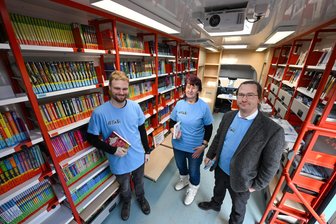 Nach vier Jahren Pause: Chemnitz schickt wieder eine Fahrbibliothek auf Achse - Sind ab kommender Woche mit der Fahrbibliothek in Chemnitz unterwegs: Jonas Schmidt, Sabine Heiden und Artur Kratz (von links). Der Tourenplan sieht Stopps jeweils alle 14 Tage an Grundschulen und in Wohngebieten vor. Am 6. März ab 11 Uhr wird das Mobil am Tietz präsentiert.