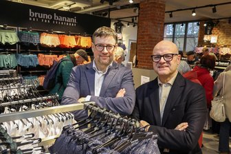 Nach vier Millionen Euro Sanierung: Bruno Banani wieder in Mittelbach - Die Geschäftsführer Jan Jassner (links) und Josè Borge freuen sich, dass der Outlet Store von Bruno Banani wieder ins Traditionshaus in Mittelbach zurückgekehrt ist.