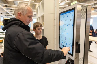 Nach vier Monaten: Restaurant im Chemnitzer Ikea wieder offen – aber jetzt gibt es keine Hotdogs - Das Ikea-Restaurant hat wieder regulär geöffnet. Kunden können nun an Terminals bestellen.