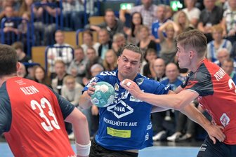 Nach Vinnhorst-Pleite: Auer Zweitligahandballer wollen Wiedergutmachung betreiben - Elias Gansau – hier beim bislang einzigen Heimsieg seines EHV in dieser Saison gegen Hüttenberg – flog zuletzt gegen Vinnhorst vom Feld. Am Samstag ist der 23-Jährige aber wieder mit von der Partie.