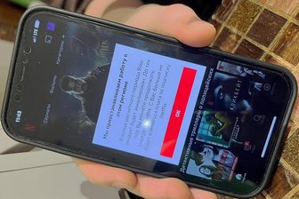 Nach Vorbild Chinas: Russland errichtet digitale Mauer - "Wir setzen die Arbeit in ihrer Region aus", steht auf dem Smartphone eines russischen Netflix-Abonnenten. 