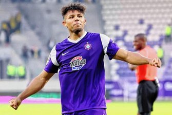 Nach Wätas-Ausstieg: Wer wird neuer Trikotsponsor beim FC Erzgebirge Aue? - Beim 3:3 gegen Borussia Dortmund II schnürte FCE-Stürmer Paul-Philipp Besong einen Doppelpack. Auf der Brust: Das Logo der Wärmetauscher Sachsen GmbH. In der kommenden Drittliga-Saison werden die Veilchen mit einem neuen Trikotsponsor auflaufen.
