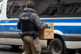Nach Waffenfund bei Razzia im Erzgebirge: Landeskriminalamt führt 19 Durchsuchungen durch - In Schwarzenberg war am Mittwochmorgen die Polizei angerückt - so ähnlich wie auf diesem Symbolfoto. Nach dem Fund einer scharfen Waffe hat es weitere Durchsuchungen gegeben.
