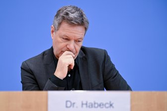 Nach Wahl-Klatsche für die Grünen: Über 200.000 wollen, dass Habeck bleibt - Berlin, am Tag nach der Bundestagswahl: Ein nachdenklicher Robert Habeck (Grüne) auf der Bundespressekonferenz.