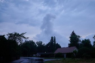 20.06.2022, Brandenburg, Treuenbrietzen: Nur noch vereinzelt sieht man Rauchschwaden am Montagmorgen über dem Waldstück bei Treuenbriezen. Nur rund 20 Kilometer voneinander entfernt brannten am Wochenende zwei große Waldflächen bei Treuenbrietzen und Beelitz (beide Landkreis Potsdam-Mittelmark).
