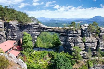 Nach Waldbrand: Prebischtor in der Böhmischen Schweiz wieder frei - Ab Samstag ist der Weg von Herrnskretschen (Hřensko) zum Prebischtor (Pravčická brána) wieder frei.