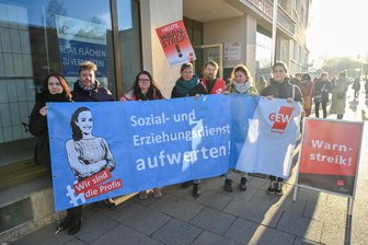Nach Warnstreik in Chemnitzer Kitas: Gewerkschaft kündigt weitere Aktionen an - Beim Warnstreik Chemnitzer Kita-Erzieherinnen und -Erzieher ging es nicht nur um mehr Geld, sondern auch um bessere Bedingungen für Betreuung und Bildung in den Einrichtungen. Es müsse verhindert werden, dass pädagogische Fachkräfte ihren Beruf wegen der hohen Belastung aufgeben, hieß es.