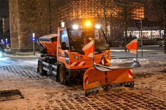 Nach Warnungen vor Glatteis in Sachsen: Verkehrschaos bleibt am Mittwoch aus - weiterer Schneefall für Donnerstag angekündigt - Gewarnt wurde vor plötzlich überfrierender Nässe oder schlagartig gefrierenden Regen. Auch in Chemnitz war der Winterdienst im Einsatz, um die Innenstadt begehbar zu halten.