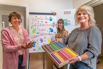 Nach Wasser-Havarie in Kita im Erzgebirge: Fast 60 gestrandete Kinder müssen in andere Einrichtungen - Die Kita „Mühlbergzwerge“ wartet (v. l.): Manuela Selbmann, Jessica Roscher, Sylvia Hoffmann.