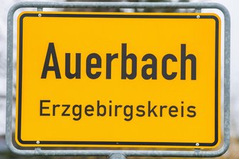 Nach Wasser-Havarie in Kita im Erzgebirge: Müssen alle Kinder raus? - In Auerbach ist wegen der Kita schlechte Stimmung.