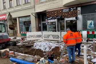 Nach Wasserrohrbruch: Spur auf Chemnitzer Theaterstraße bleibt vorerst gesperrt - Seit Samstag wird an der Wasserleitung gearbeitet.