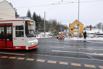 Nach Wasserrohrbuch: Eine Kauflandzufahrt in Zwickau-Marienthal wird Sackgasse - Wegen Tiefbauarbeiten nach einem Wasserrohrbruch ist die Bernhardstraße derzeit gesperrt.