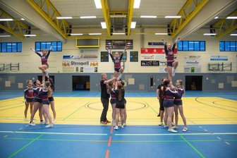 Nach Wasserschaden: Oelsnitzer Sporthalle wieder nutzbar - Die Cheerleader aus Obervogtland zeigen ihr Können bei der Wiederinbetriebnahme.