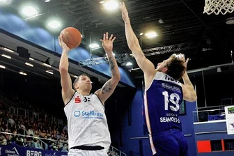 Nach Wechselgerüchten: Niners-Topscorer Marko Filipovity trumpft auf - Saisonbestleistung mit 31 Punkten beim 96:81-Erfolg in Rostock: Marko Filipovity (rechts) von den Niners Chemnitz.