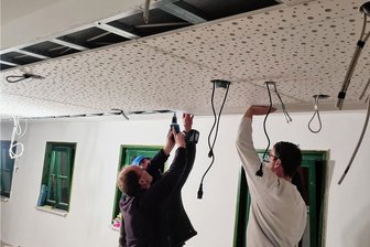 Nach wechselvoller Geschichte: Neuer Saal jetzt für alle Bürger von Muldenberg da - Beim Herrichten der Anlage wurde vieles in Eigenleistung erledigt. Dazu gehörte das Abhängen der Decke mit den neuen Lampen. 