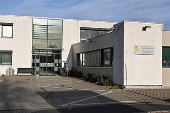 Nach Weggang von Arzt: Kinderarztpraxis in Mittweida soll nun doch wieder öffnen - Blick auf das MVZ der Landkreis Mittweida Krankenhaus gGmbH an der Mittweidaer Robert-Koch-Straße.