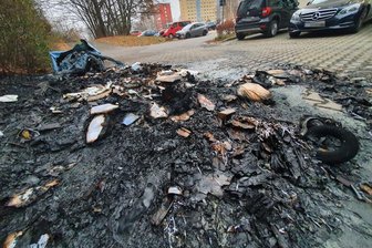 Die Mülltonnen brannten zum Teil komplett nieder.