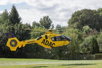 Nach weiteren Unfällen in Glauchau: A 4 erneut voll gesperrt - Kind bei Unfall im Villenviertel schwer verletzt - Der Rettungshubschrauber ist nach dem Unfall im Albertsthal in Glauchau gelandet.