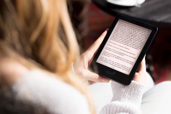 Nach Weltbild-Insolvenz und Thalia-Einstieg: Warum Ex-Kunden jetzt schnell handeln müssen - Wer bei Weltbild einen E-Book-Reader der Marke Tolino erworben hat, sollte jetzt seine Bibliothek mit der eines anderen Tolino-Buchhändlers verknüpfen, damit er weiter Zugriff auf seine E-Books hat.