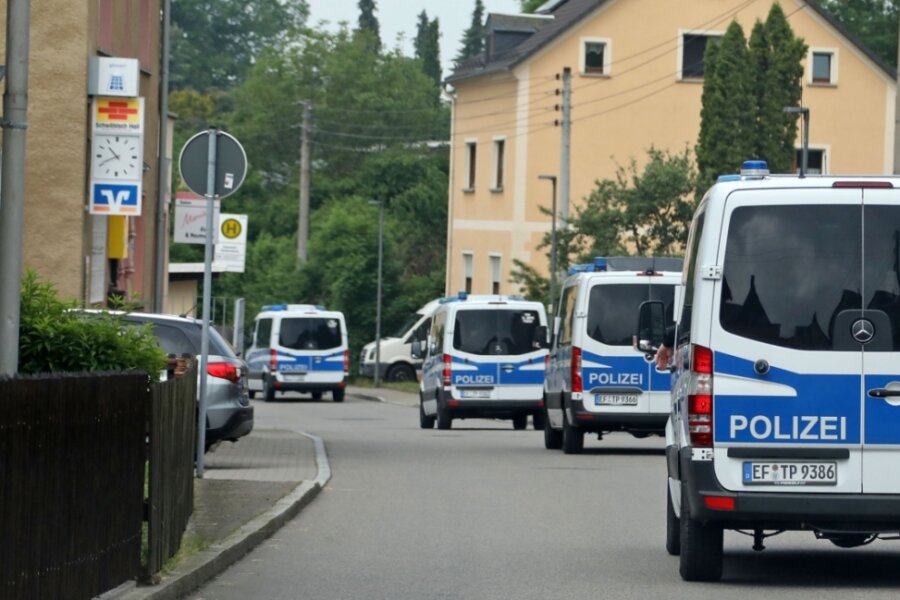 Nach weltweiter Groß-Razzia: Fünf Männer angeklagt - Am frühen Morgen des 7. Juni vergangenen Jahres schlug die Polizei in Bräunsdorf zu. 