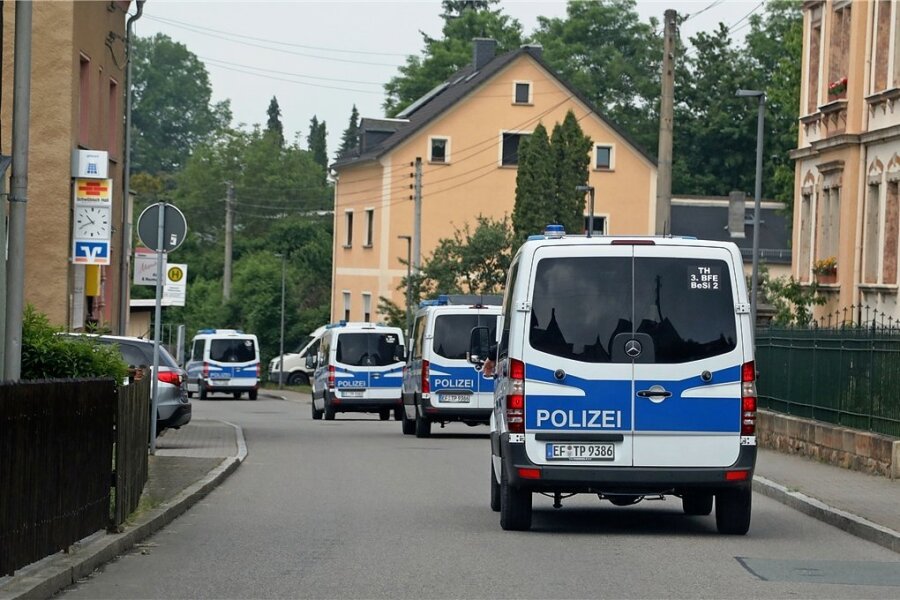 Nach weltweiter Razzia: Zwei Verdächtige aus dem Raum Chemnitz nicht mehr in Haft - Am 7. Juni war die Polizei mit einem Großaufgebot in Bräunsdorf.
